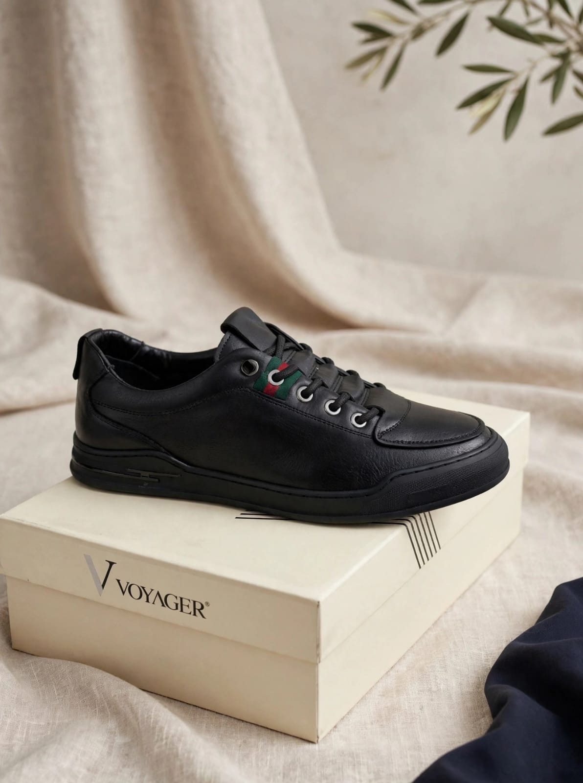VOYAGER Original - Black Leather Comfort Sneaker