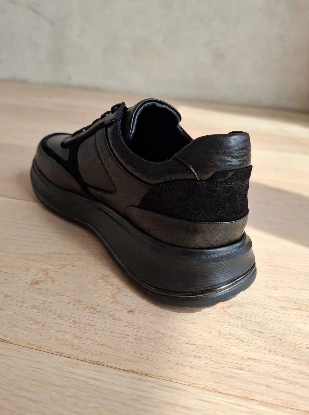 Voyager Premium Genuine Leather Comfort Sneaker - Black