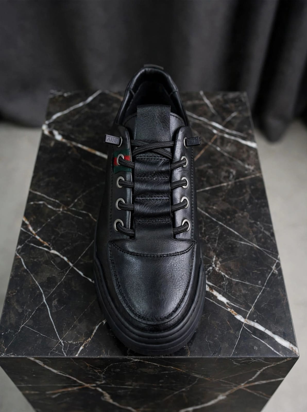 VOYAGER Original - Black Leather Comfort Sneaker