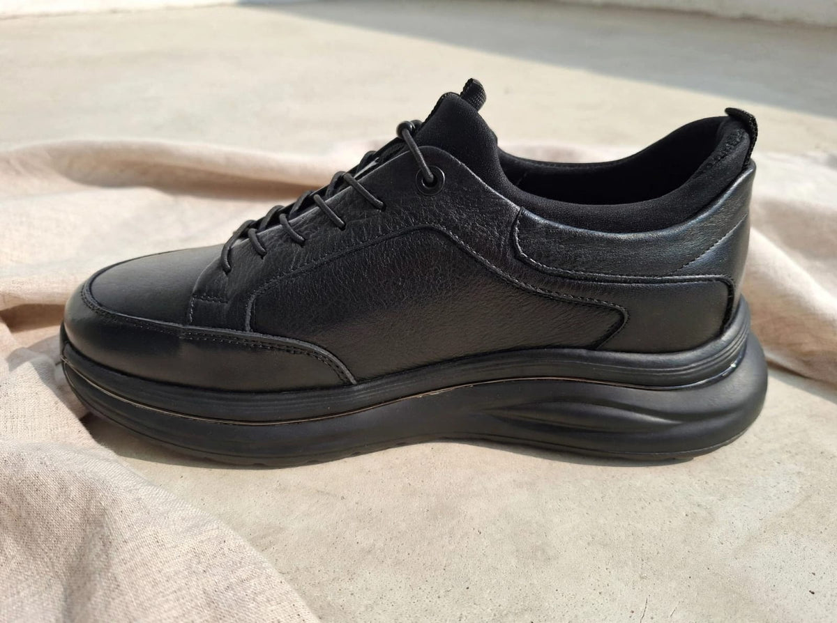 VOYAGER Black Leather Casual Sneaker
